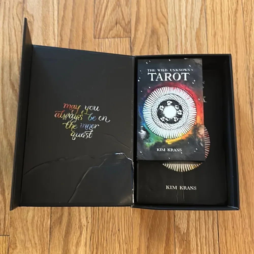 The Wild Unknown Tarot guidebook in box but box’s is damaged- set in‎ good cond